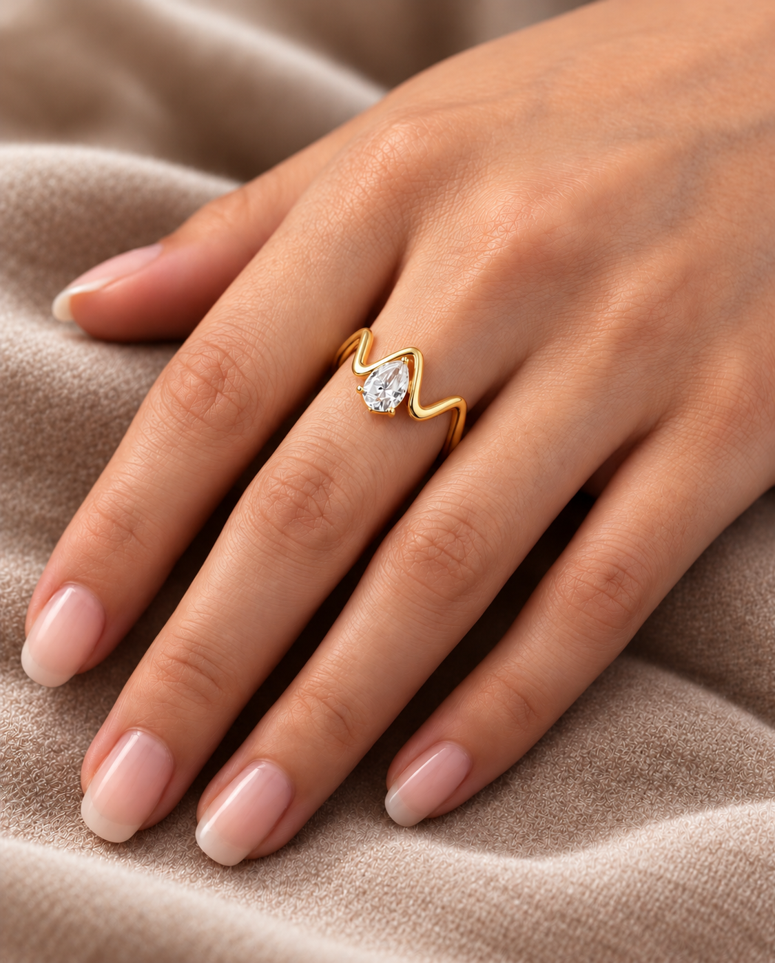 Liora Wave Ring mit Stein | Gold